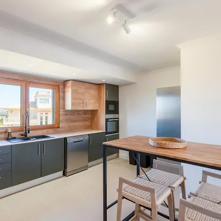 בית נופש Maya Luxurious House With Pool By Lovelystay