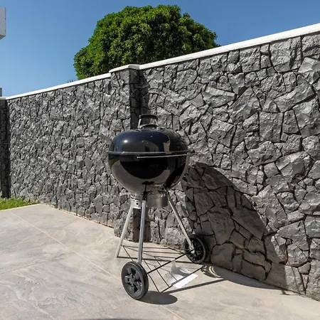 בית נופש Maya Luxurious House With Pool By Lovelystay