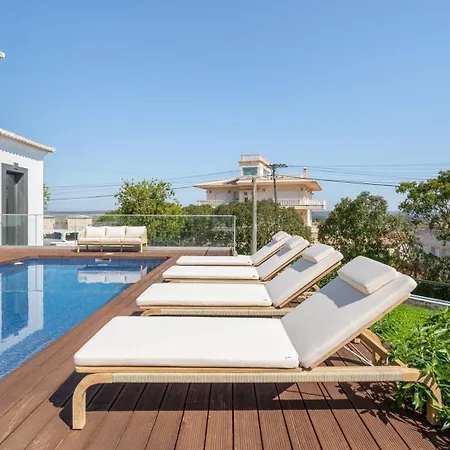 בית נופש Maya Luxurious House With Pool By Lovelystay