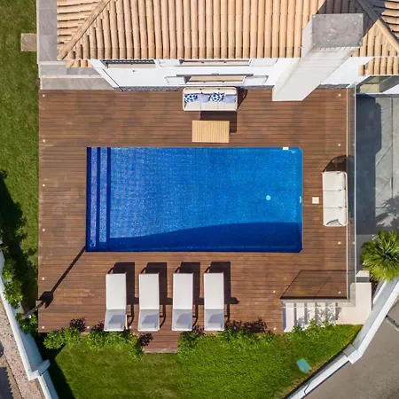 בית נופש Maya Luxurious House With Pool By Lovelystay