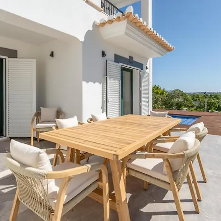 Maya Luxurious House With Pool By Lovelystay Casa de Férias