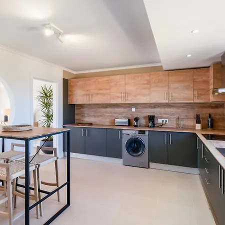 Maya Luxurious House With Pool By Lovelystay