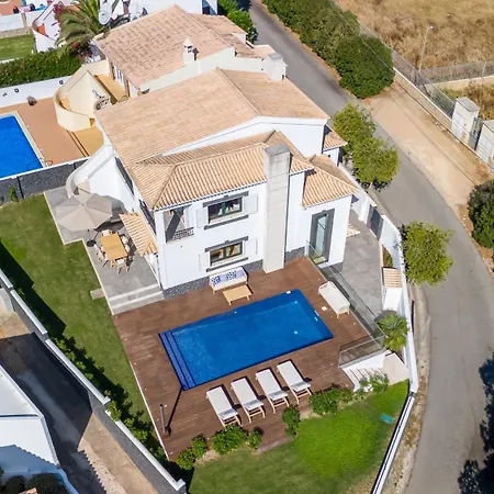 Semesterbostad Maya Luxurious House With Pool By Lovelystay