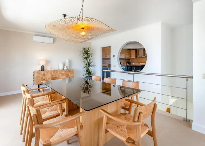 Semesterbostad Maya Luxurious House With Pool By Lovelystay *