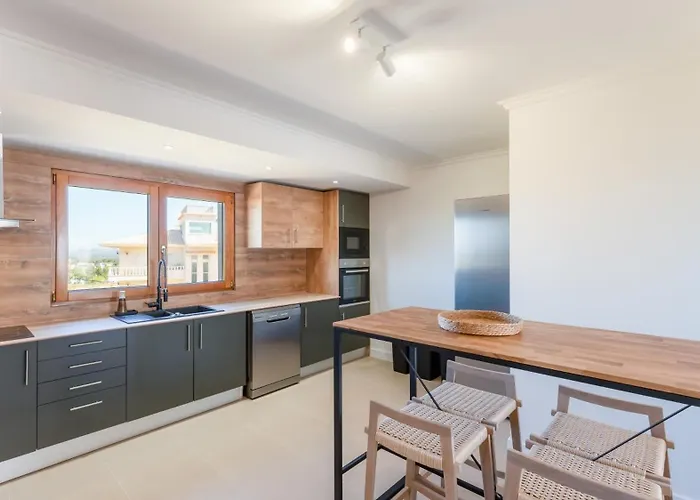 Semesterbostad Maya Luxurious House With Pool By Lovelystay