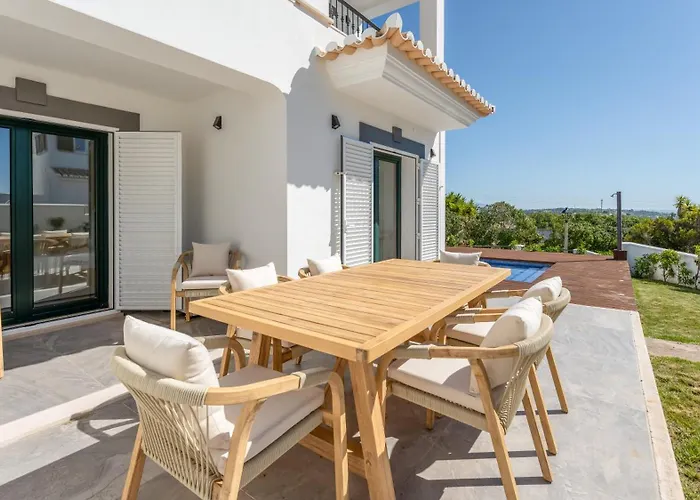 Maya Luxurious House With Pool By Lovelystay Semesterbostad