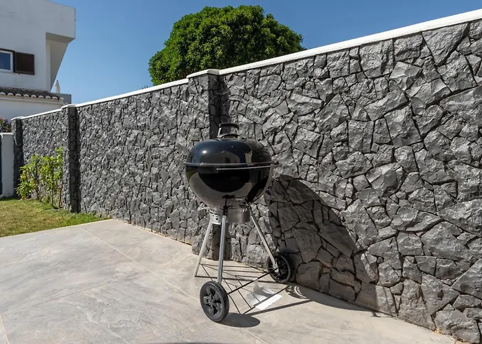 Semesterbostad Maya Luxurious House With Pool By Lovelystay