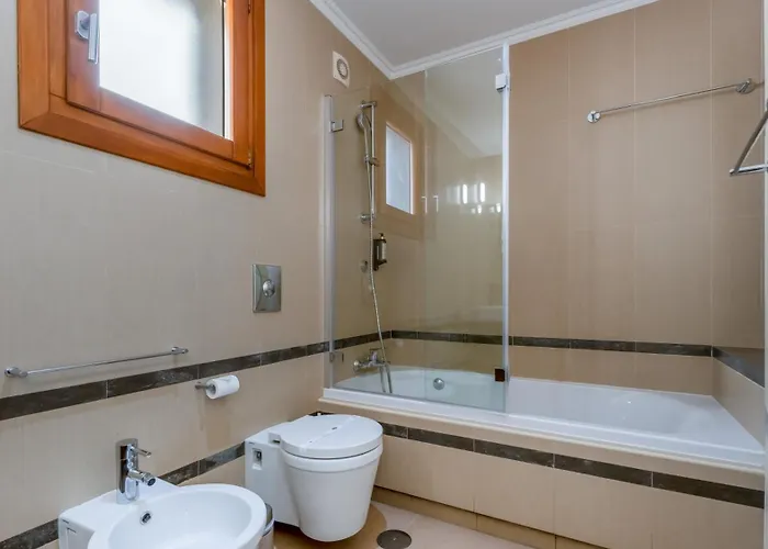 Maya Luxurious House With Pool By Lovelystay Semesterbostad