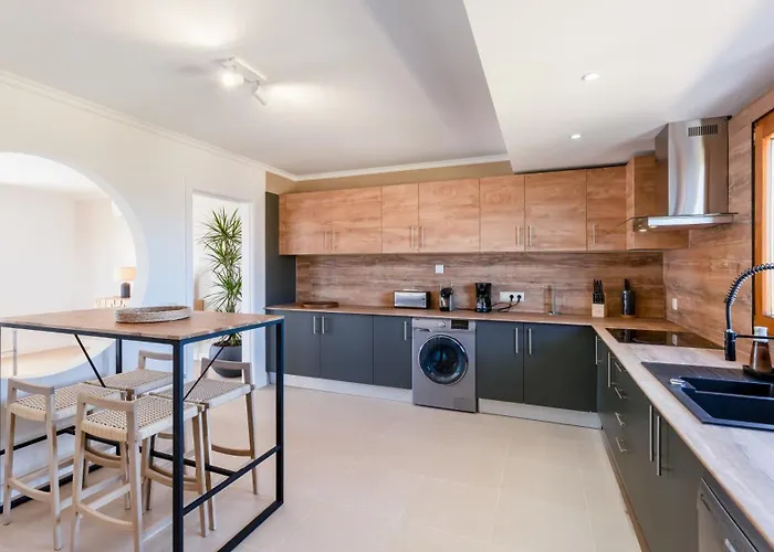 Maya Luxurious House With Pool By Lovelystay