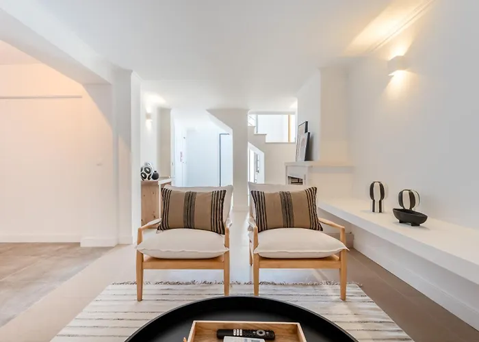 Semesterbostad Maya Luxurious House With Pool By Lovelystay *