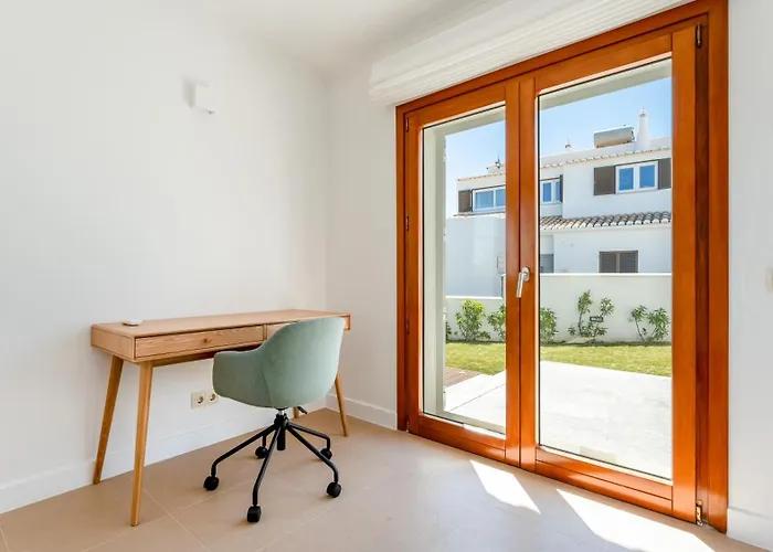 Semesterbostad Maya Luxurious House With Pool By Lovelystay *