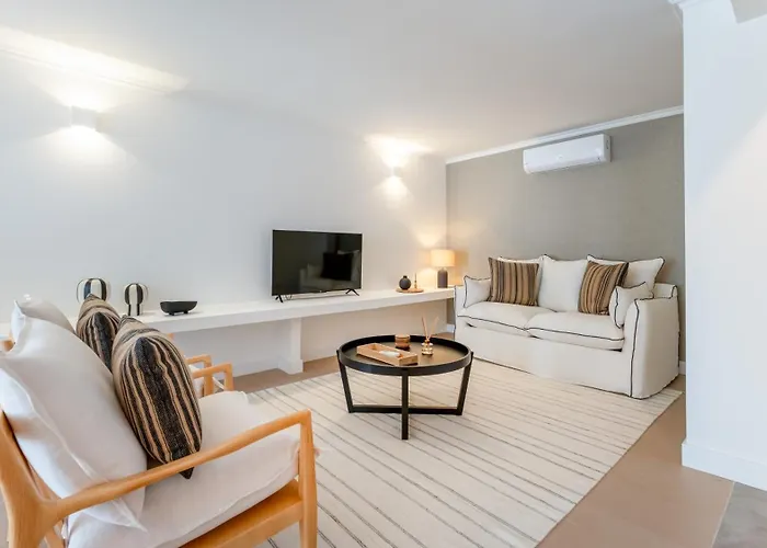 Semesterbostad Maya Luxurious House With Pool By Lovelystay *