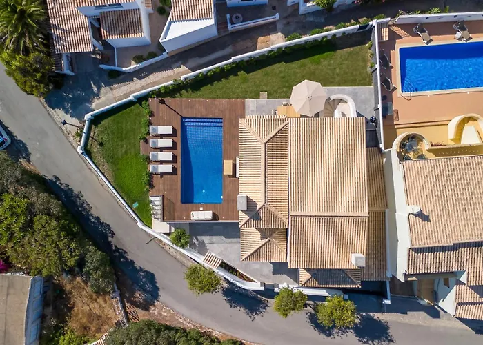 Maya Luxurious House With Pool By Lovelystay