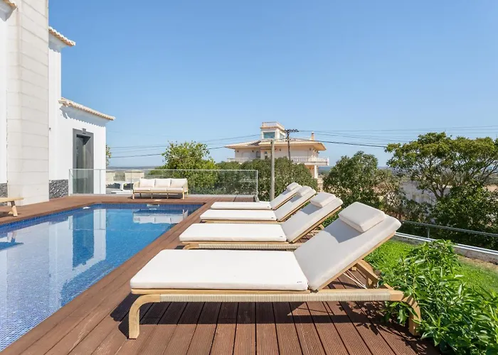 Semesterbostad Maya Luxurious House With Pool By Lovelystay