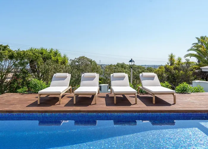 Semesterbostad Maya Luxurious House With Pool By Lovelystay *