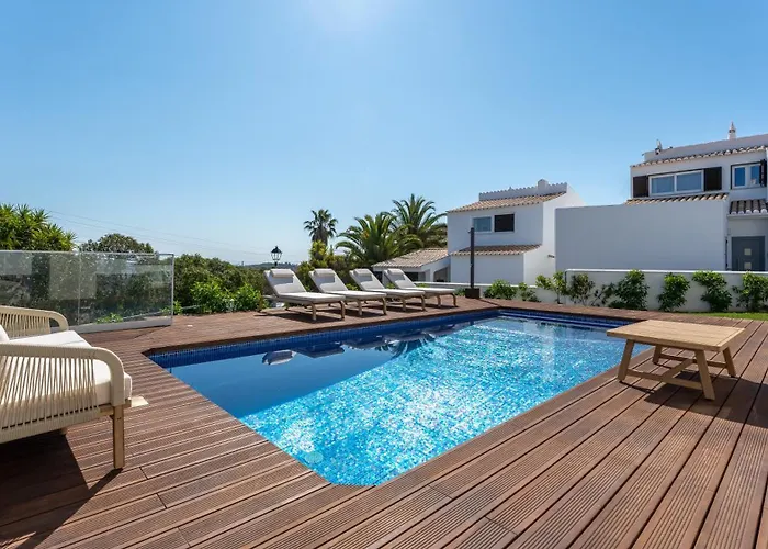 Semesterbostad Maya Luxurious House With Pool By Lovelystay