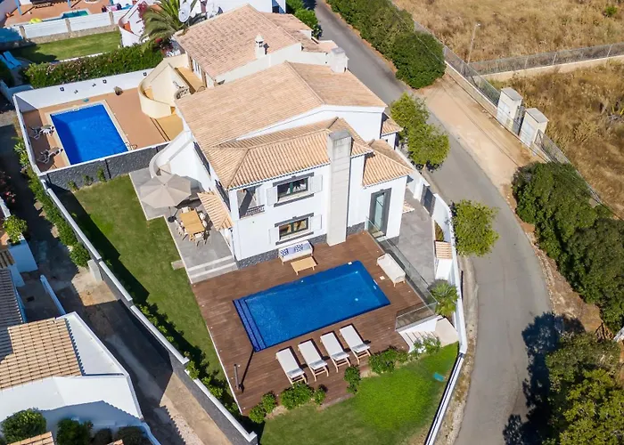 Semesterbostad Maya Luxurious House With Pool By Lovelystay