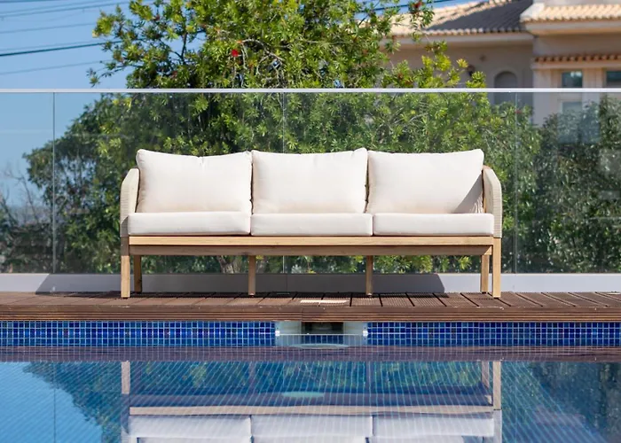 Semesterbostad Maya Luxurious House With Pool By Lovelystay *