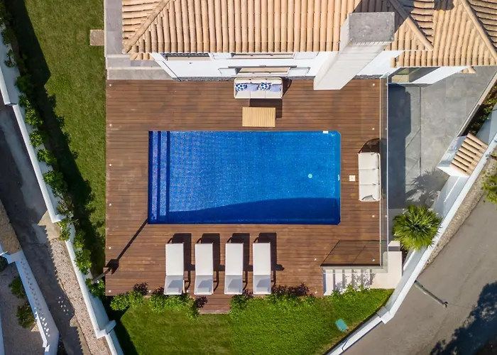 Semesterbostad Maya Luxurious House With Pool By Lovelystay