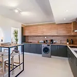Maya Luxurious House With Pool By Lovelystay
