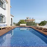 Maya Luxurious House With Pool By Lovelystay Feriehus *