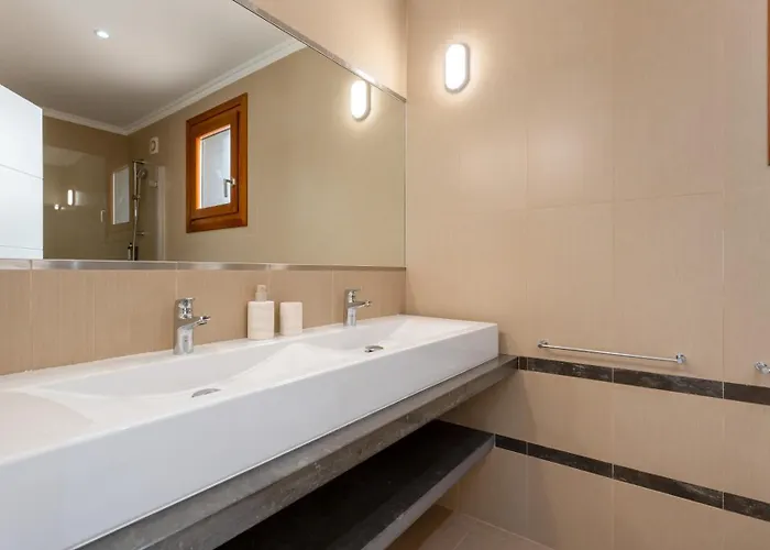 Maya Luxurious House With Pool By Lovelystay Hébergement de vacances